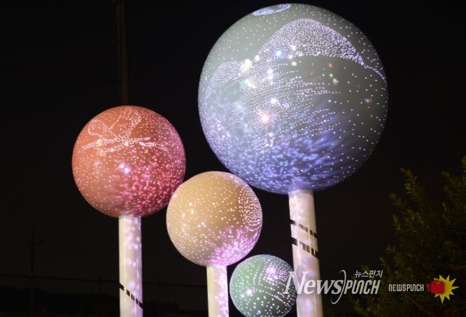 심학산 빛의 거리에 설치된 미디어아트 조형물
