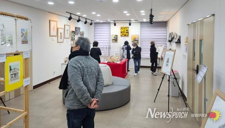 군산시평생학습관성과공유회온오프라인개최(2024년작품전시회)
