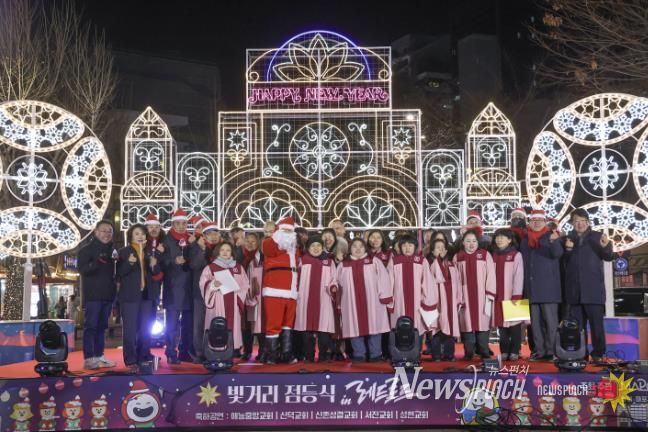 ‘빛거리 점등식 in 레드로드’ 무대에서 성가대와 함께한 단체 기념촬영