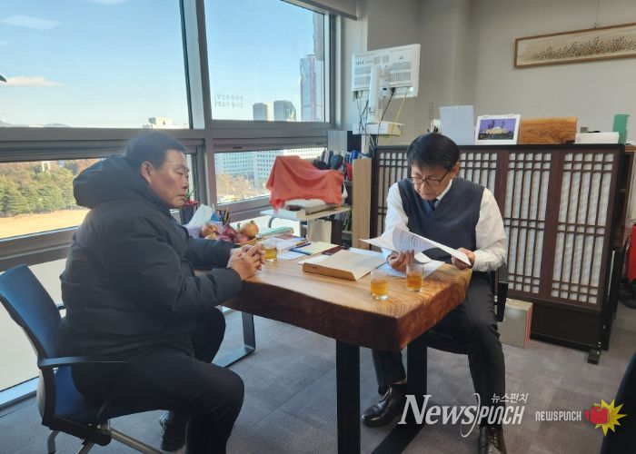 무안군 주요 사업 반영 현황 파악을 위해 서삼석 국회의원실을 방문한 김산 군수