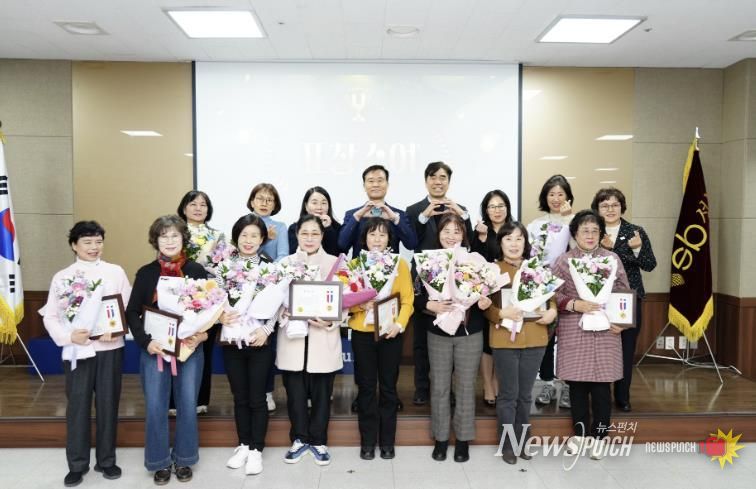 이승로 성북구청장(뒷줄 왼쪽 네 번째)과 관계자들이 기념 촬영을 하고