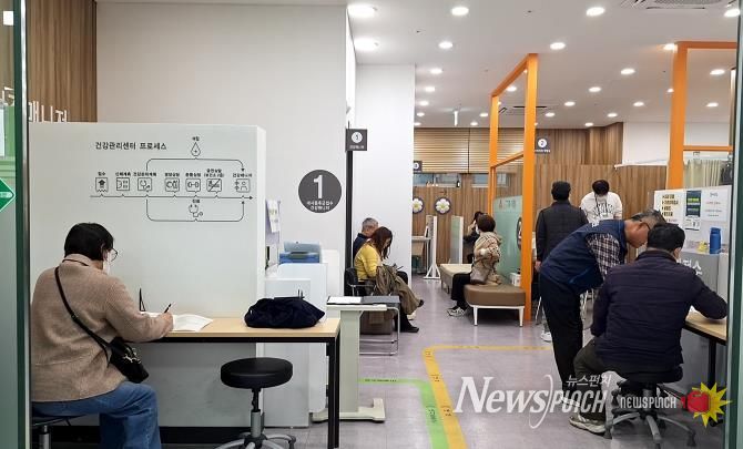 구로구보건소 건강관리센터를 방문한 주민들이 대사증후군 검진과 건강상담을 위해 대기하거나 설문지를 작성하고 있다.