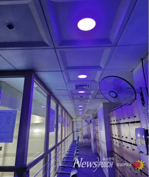 문화체육센터 수영장 대기 공간에 항균등을 설치한 사진