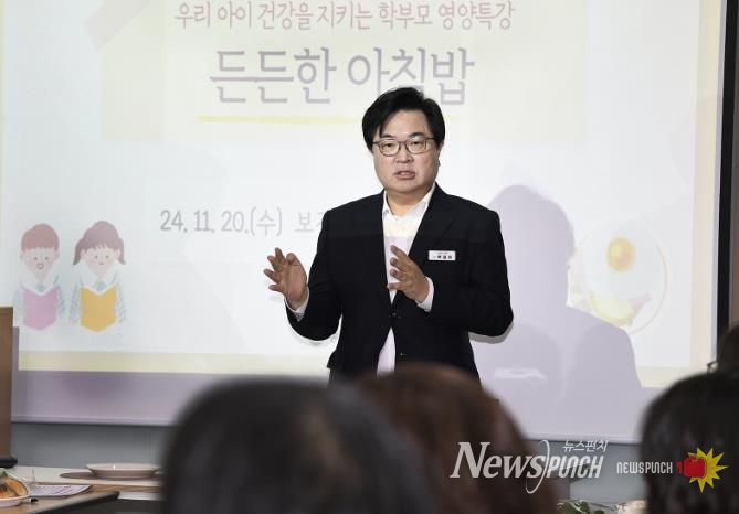 박일하 동작구청장이 지난해 11월 보건지소에서 열린 ‘학부모 영양특강’에 참석해 인사말을 하고 있다.