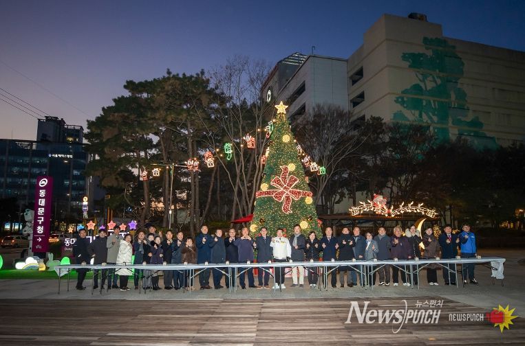 동대문구 미래광장에 켜진 겨울 불빛…크리스마스트리 점등식 열려