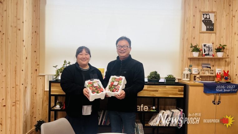 진안군 청년농업인 두드림 딸기 스마트팜체험으로 소득 다각화 추진