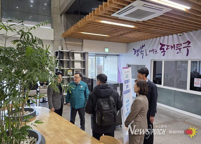 김성보 서울시 행정2부시장이 동대문구청 안에 마련된 한파응급대피소를 찾아 시설 현황을 확인하고 있다. ('25.12.4.)