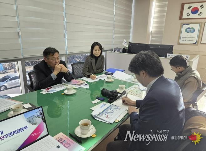 이억배 외국인주민지원본부장(왼쪽 첫번째)이 4일 안산시외국인주민지원본부를 방문한 아사히신문 기자들에게 외국인정책에 대해 설명하고 있다.