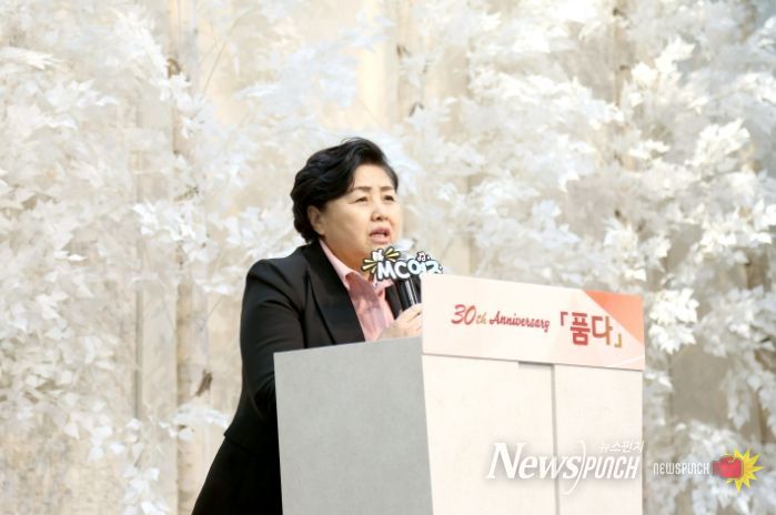 민간어린이집연합회 창립 30주년 기념행사에서 축사 중인 김영옥 위원장