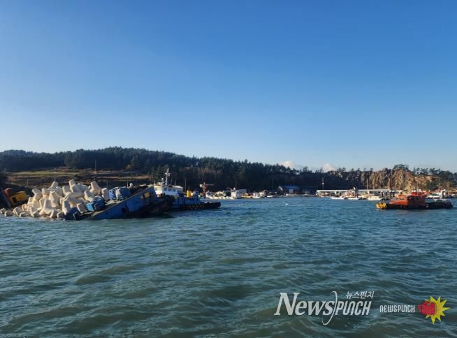 완도 청산도 항내서 바지선 기울어 침수... 완도해경 신속 대응