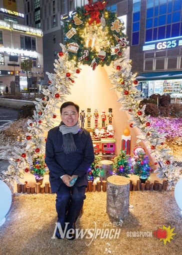 진교훈 서울 강서구청장이 발산역 1번 출구 앞 광장에 조성된 ‘마곡 위시빌리지’ 점등식을 찾아 크리스마스 조형물 앞에서 기념사진을 찍고 있다.