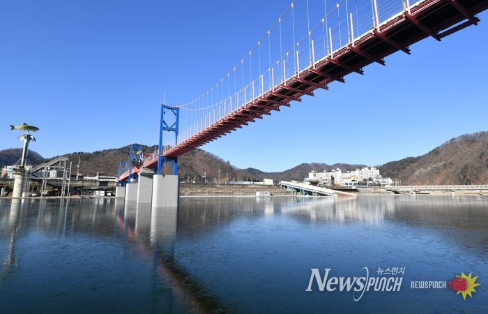 강추위가 찾아온 지난 4일 오전, 화천산천어축제가 열리는 화천천 수면에 얼음판이 형성되고 있다