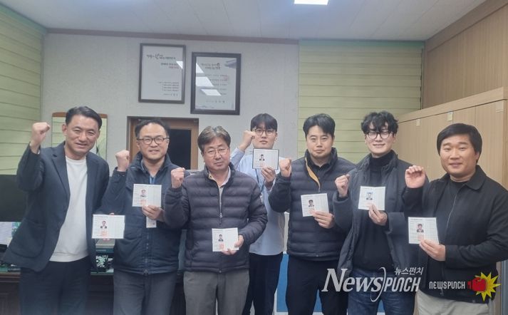 경주시 상수도과 직원들이 올해 취득한 상수도 분야 전문자격증을 보여주며 기념촬영을 하고 있다