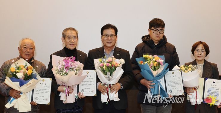 엄다면 주장평 씨(오른쪽 두번째)가 표창을 받는 사진