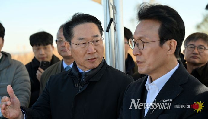 유정복 시장이 지난 11월 21일 수도권매립지에서 김민석 국무총리와 매립 현황과 매립장 사용종료에 따른 활용방안을 점검하고 있다.