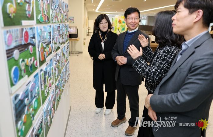 박병규 광산구청장이 지난 4일 구청 1층 ‘모두의 쉼터’에서 열린 ‘아동 권리 미술 전시회’를 찾아 아이들의 작품을 감상했다.