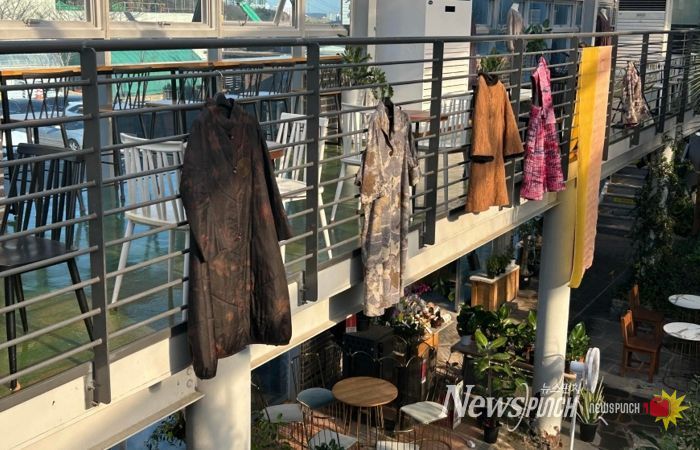 포항시천연염색연구회가 지난 5일부터 7일까지 사흘간 포항시 산림조합 2층 전시장에서 진행한 ‘겨울속에 물드는 천연염색, 눈꽃으로 물들다’ 전시회가 시민들의 큰 관심 속에 성공적으로 마무리됐다.