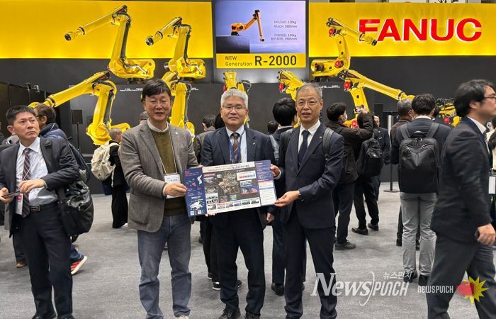 이민근 안산시장(왼쪽 첫번째)이 5일 ‘2025 도쿄 국제로봇 전시회(iREX 2025)’에 참석, 현지 로봇 기업 '화낙' 관계자들을 만나 ASV지구 홍보와 투자유치 활동을 펼치고 있다.