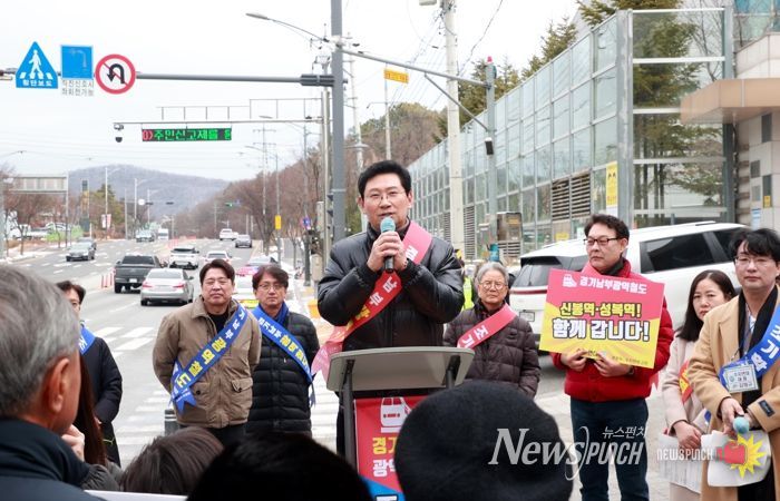 이상일 용인특례시장은 6일 오전 수지구 성복동 일대에서 수지연대 주관으로 열린 ‘경기남부광역철도 조기 착공 촉구 걷기대회’에 참석했다.