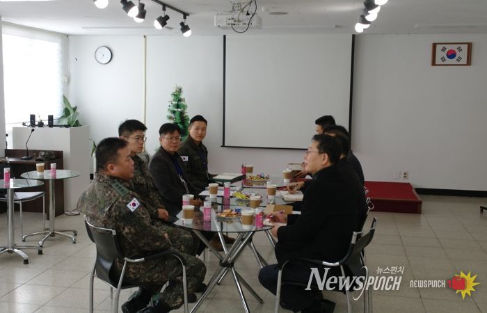 지난 4일 안전환경국장을 비롯한 관계 직원들이 관내 1항공여단을 방문해 여단장 등 부대 관계자와 헬기 소음 저감 조치에 대해 면담을 하고 있다.