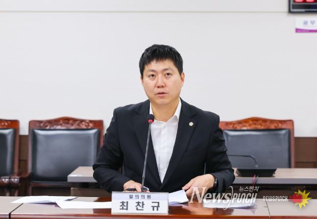 최찬규 의원이 지난달 25일 제300회 제2차 정례회 문화복지위원회에서 자신이 대표 발의한‘안산시 무장애 도시 조성 조례안’에 대해 설명하고 있다.