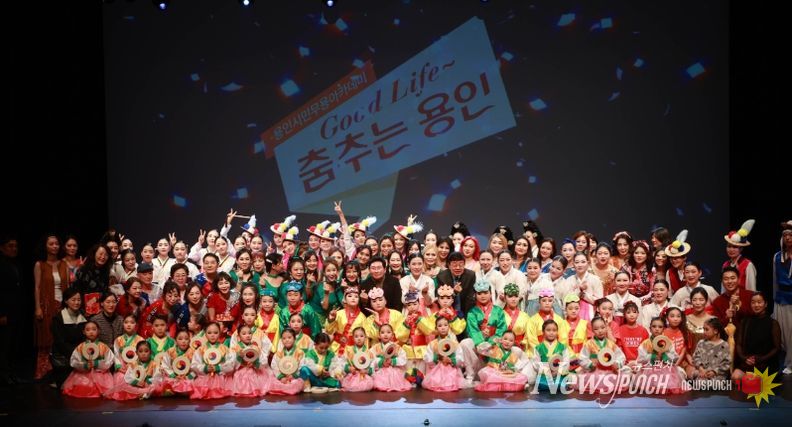 이상일 용인특례시장이 6일 용인시평생학습관 큰어울마당에서 열린 ‘용인시무용아카데미 작품발표회’에서 수강생들과 기념사진 촬영을 하고 있다