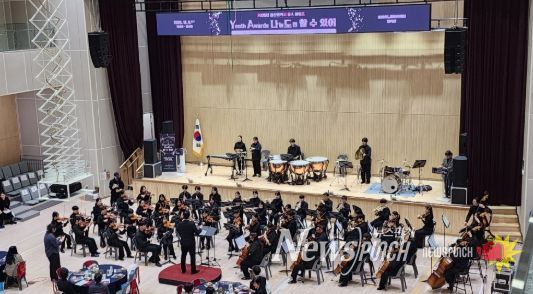 울산학생오케스트라가 6일 '2025 울산 유스어워즈' 개막 공연에서 재능기부 연주를 하고 있다.