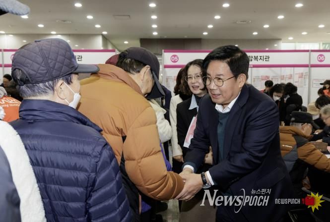 박강수 마포구청장이 ‘2025 마포구 노인일자리 박람회’에서 어르신들과 인사를 나누고 있다.