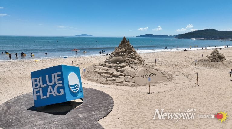 친환경 해수욕장에 부여하는 블루 플래그 국제 인증을 받은 완도 신지 명사십리