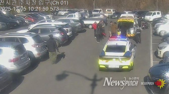 5일 오전 경주 화랑마을 화랑전시관 주차장에서 쓰러진 교육생을 구조하기 위해 119 구급대가 현장에 도착한 모습. 화랑마을 직원들의 신속한 신고와 응급처치로 환자는 의식을 회복한 뒤 병원으로 이송됐다.