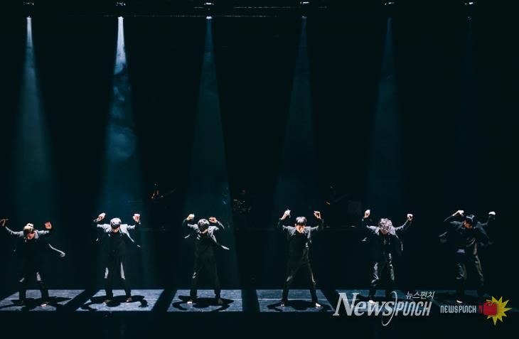 세계 유수의 도시와 축제에 초청받은 현대무용단 모던테이블의 <다크니스 품바>가 영덕에서 박력넘치는 공연을 펼쳐 환호를 받았다.