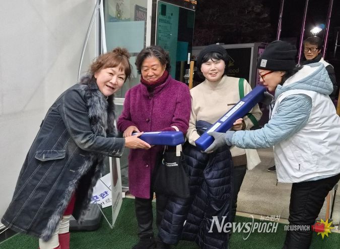 동두천시 생연1동 바르게살기운동위원회, 태극기 나눔 캠페인 전개