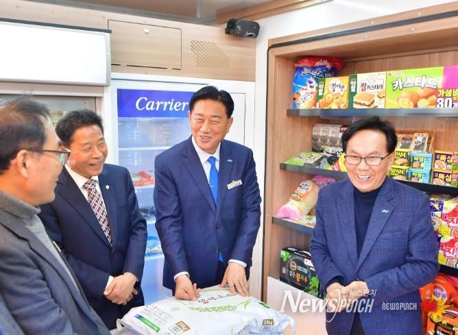 김한종 장성군수가 이동장터 차량 내부를 살펴보며 담소를 나누고 있다.