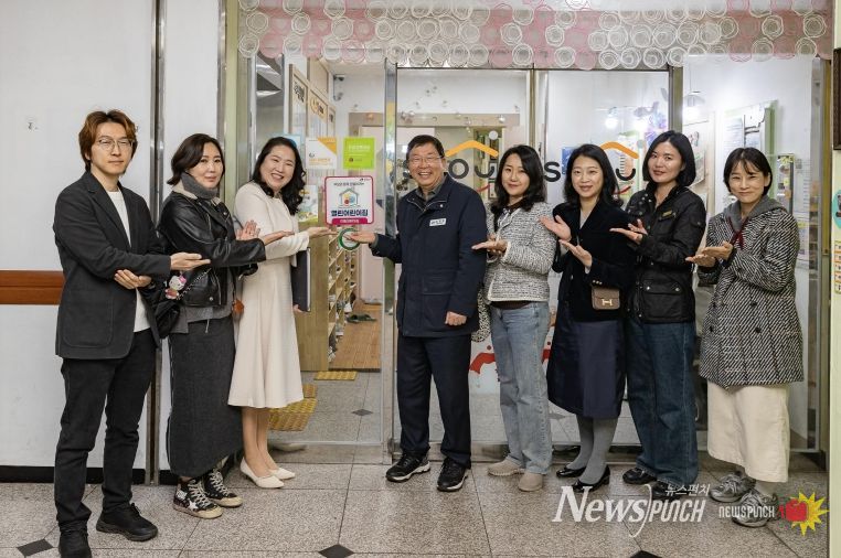 지난달 ‘으뜸어린이집’에서 ‘열린어린이집’ 현판식 수여 모습