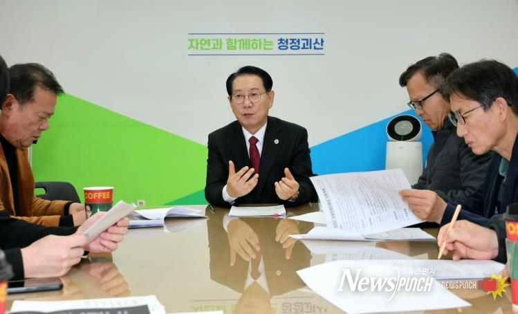 8일 괴산군청 브리핑룸에서 송인헌 군수가 민생안전지원금 지급 계획을 발표하고 있다