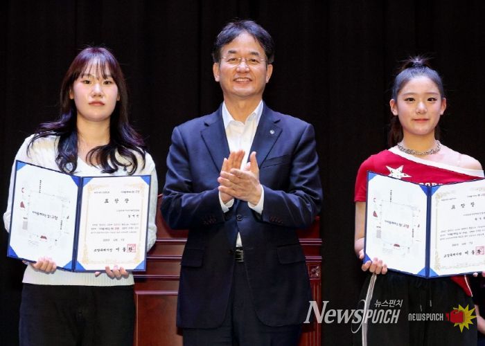 이동환 고양시장과 모범 청소년 치어리더 표창장 수상 기념촬영
