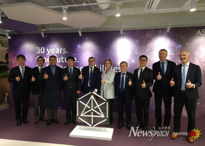 조승문 화성특례시 제2부시장이 히쳄 엠사드 ASM CEO, 이영석 ASM 코리아 대표 등 주요 내빈들과 기념촬영을 하고 있다