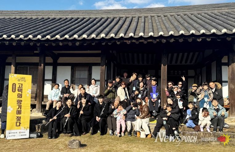 공연자와 단체사진