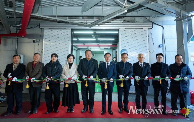 1. 8일 김석필 천안시장 권한대행 부시장이 따숨 푸드뱅크 개소식에 참석해 테이프 커팅식 하고 있다.