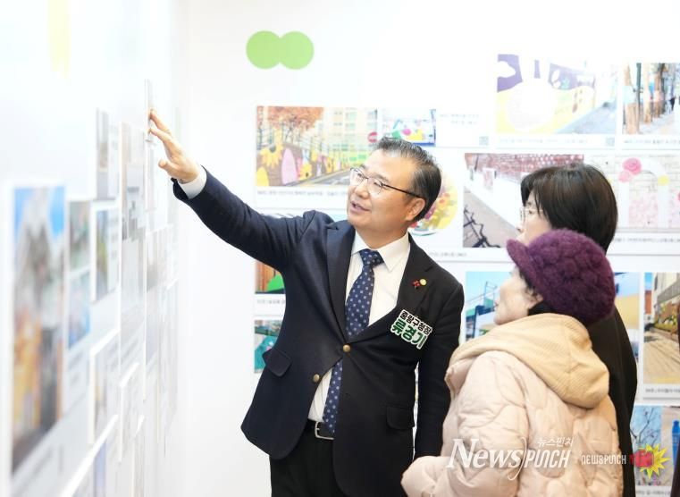 ‘우리동네 미술관’ 전시를 둘러보고 있는 류경기 중랑구청장