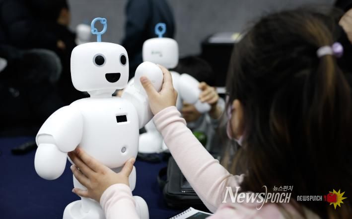 ’25. 2. ‘초등학생 AI친구 로봇사업 설명회’에서 한 어린이가 로봇 사용법을 배우고 있다