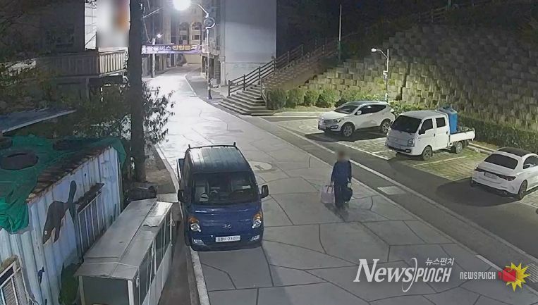 A씨가 절도한 물품을 캐리어에 숨겨 이동하는 장면