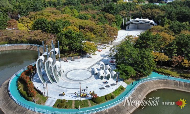 대천공원 광장과 야외무대 전경.