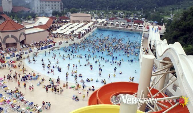 아산스파비스의 대형 파도풀과 미끄럼틀 모습.