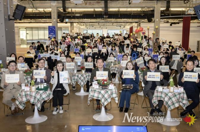 이재준 수원시장과 ‘2025 같이 가치, 협치 톡톡’ 참가자들과 함께하고 있다.