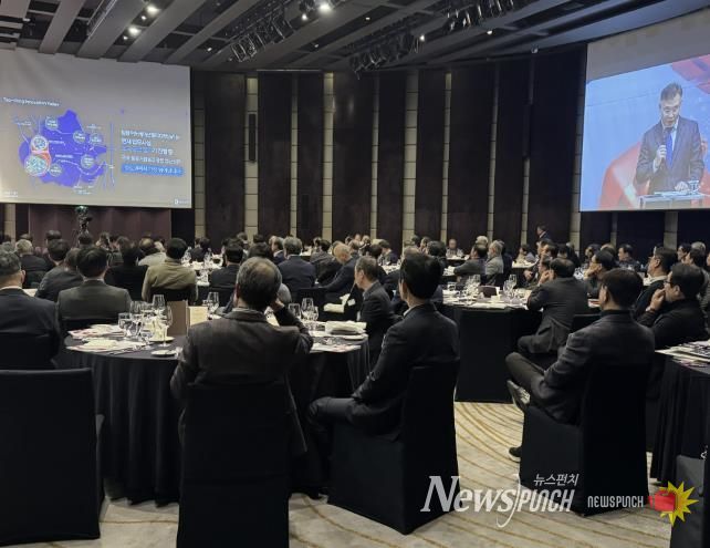 황규돈 수원시 경제자유구역추진단장이 수원 경제자유구역을 소개하고 있다.