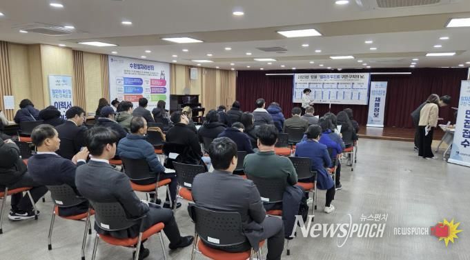 ‘12월 일자리 두드림 구인·구직의 날’ 채용 행사를 찾은 구직자들.