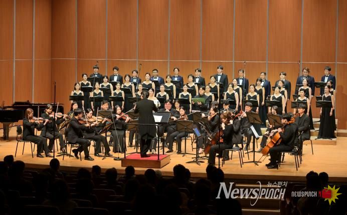 속초시립합창단 문화예술회관 공연 모습