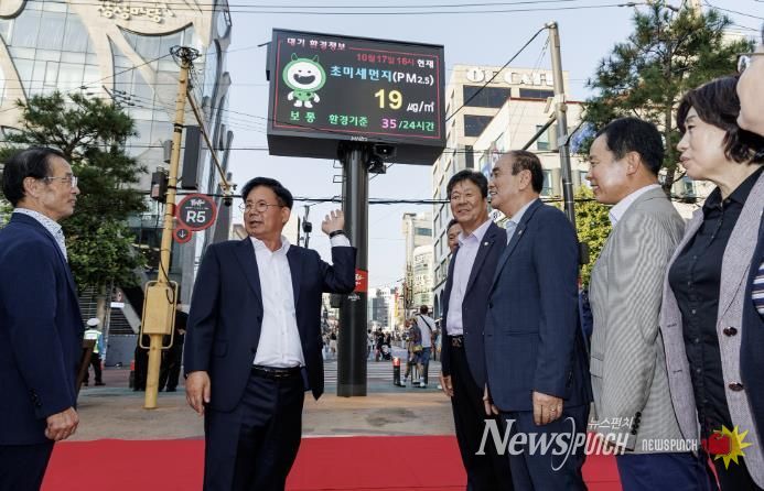 박강수 마포구청장이 미세먼지 현황이 송출되고 있는 레드로드 재난문자전광판을 살펴보고 있다.