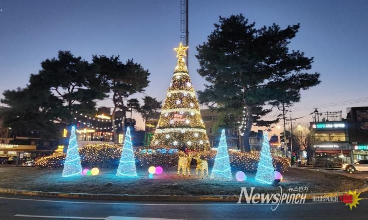 파주시 주요 교차로 대형 성탄절 나무 경관조명 설치… 따뜻한 연말 분위기 연출